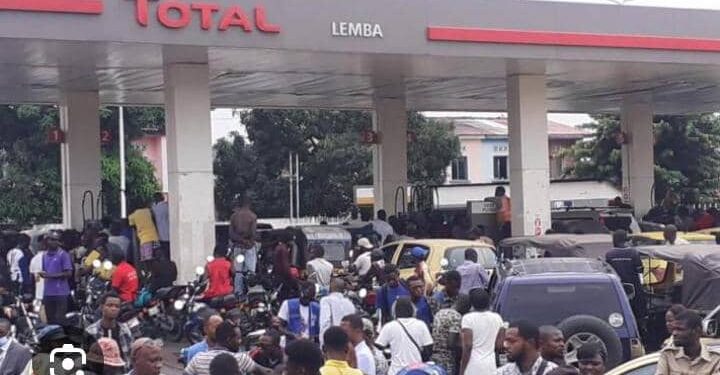 Pénurie apparente de carburants à Kinshasa : Les files s&rsquo;allongent, le ministère des hydrocarbures rassure sur les stocks