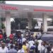 Pénurie apparente de carburants à Kinshasa : Les files s&rsquo;allongent, le ministère des hydrocarbures rassure sur les stocks