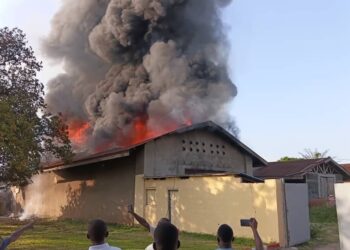 Incendie à Inongo : un entrepôt de la CENI réduit en cendres
