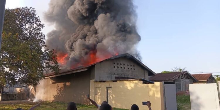 Incendie à Inongo : un entrepôt de la CENI réduit en cendres