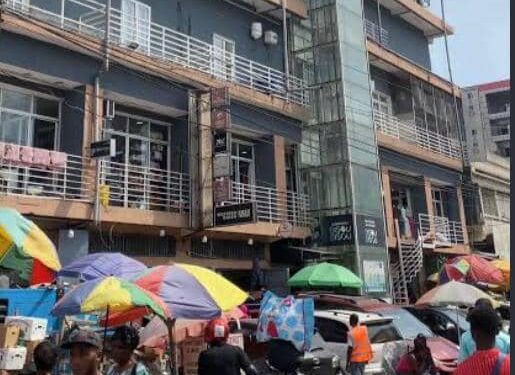 Kinshasa : Une partie de l’immeuble « Bisou Bisou » s’effondre à Gombe