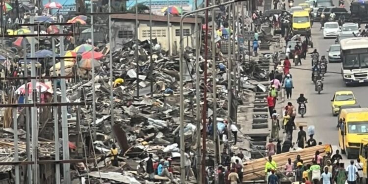 Kinshasa : Fin de règne pour le mythique marché « Wenze ya ba essuie-mains », le Service National rase tout pour réinventer l’espace public